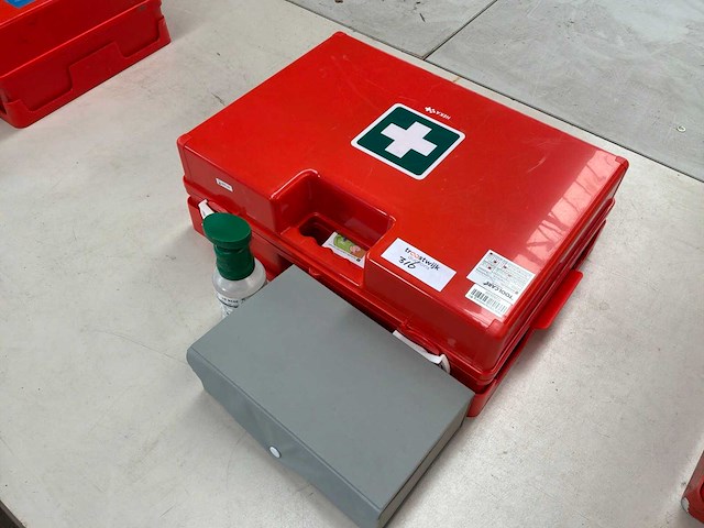 Verbanddoos en bloeddrukmeter - afbeelding 1 van  5