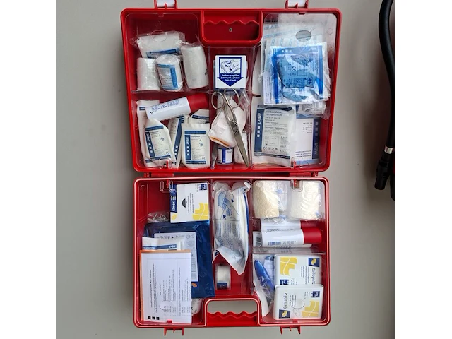 Verbanddoos met inhoud - afbeelding 2 van  4