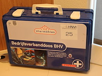 Verbanddoos utermohlen met wandbeugel met enkele verbandmiddelen.