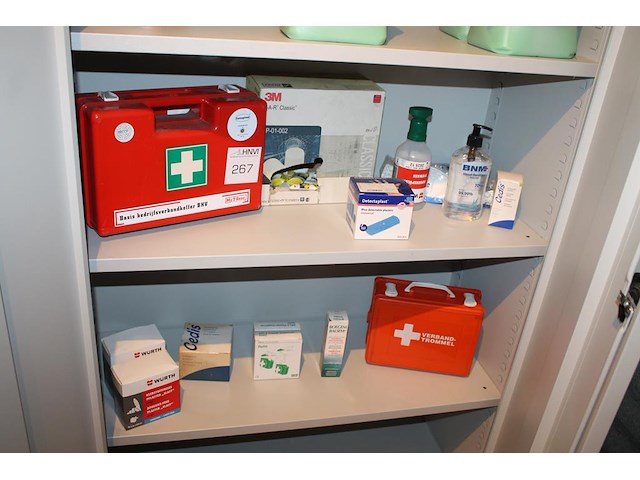 Verbandmiddelen op 2 schappen w.o. koffer, pleisters en oogdouche. - afbeelding 1 van  3