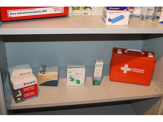 Verbandmiddelen op 2 schappen w.o. koffer, pleisters en oogdouche. - afbeelding 3 van  3