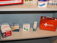 Verbandmiddelen op 2 schappen w.o. koffer, pleisters en oogdouche. - afbeelding 3 van  3