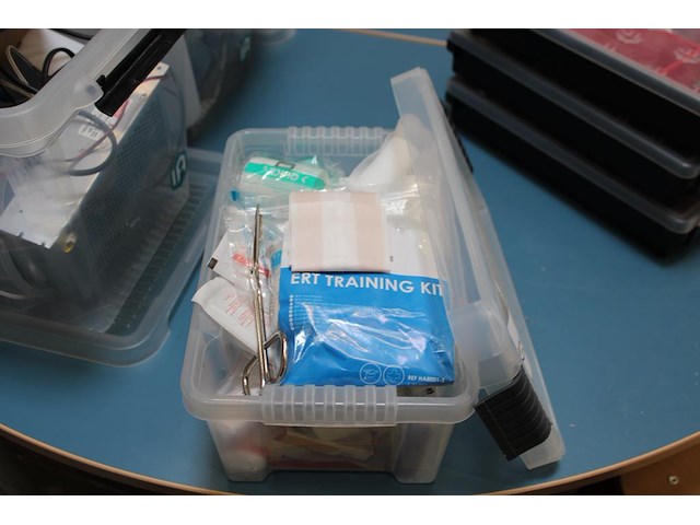 Verbandproducten in kunststof krat. - afbeelding 1 van  2