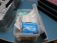 Verbandproducten in kunststof krat. - afbeelding 1 van  2