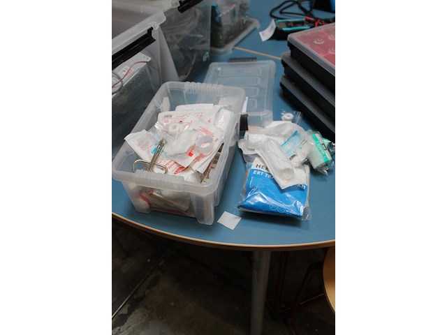 Verbandproducten in kunststof krat. - afbeelding 2 van  2