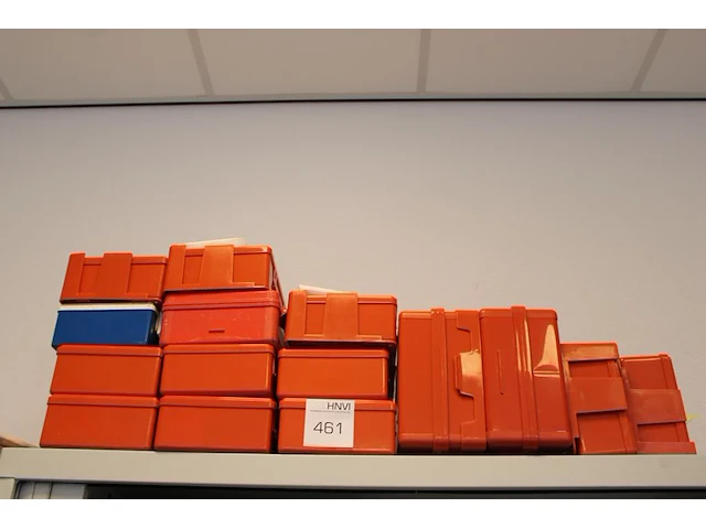 Verbandtrommels, 15 stuks, deels met wandbeugel. - afbeelding 1 van  1