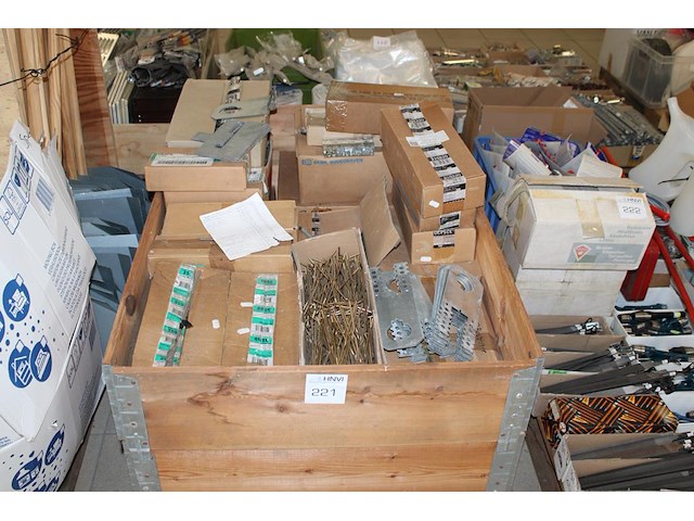 Verbindingsankers in diverse uitvoeringen op pallet. - afbeelding 1 van  3