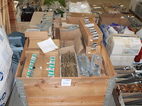 Verbindingsankers in diverse uitvoeringen op pallet. - afbeelding 1 van  3