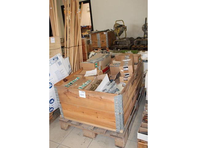 Verbindingsankers in diverse uitvoeringen op pallet. - afbeelding 2 van  3