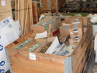 Verbindingsankers in diverse uitvoeringen op pallet. - afbeelding 2 van  3