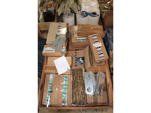 Verbindingsankers in diverse uitvoeringen op pallet. - afbeelding 3 van  3