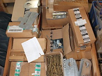 Verbindingsankers in diverse uitvoeringen op pallet. - afbeelding 3 van  3