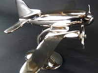 Verchroomd vliegtuig op dito standaard - afbeelding 3 van  5