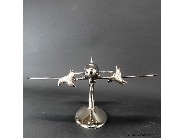 Verchroomd vliegtuig op dito standaard - afbeelding 4 van  5