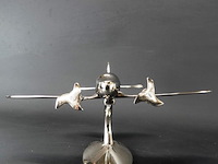 Verchroomd vliegtuig op dito standaard - afbeelding 4 van  5