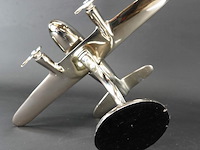 Verchroomd vliegtuig op dito standaard - afbeelding 5 van  5