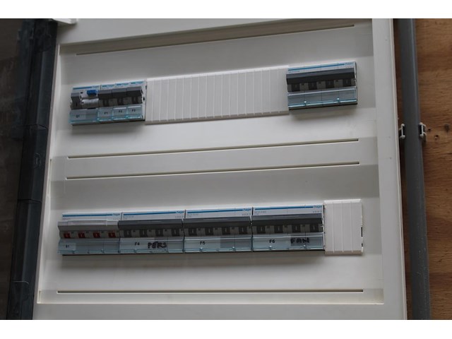 Verdeelkast hager met 3 fase hoofdschakelaar en diverse groepen. - afbeelding 3 van  3