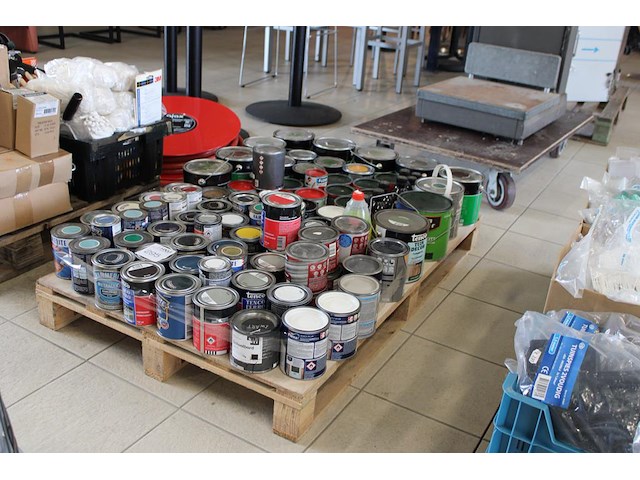 Verf, bijts, lak en hammerite op pallet in diverse kleuren, circa 80 blikken. - afbeelding 1 van  3