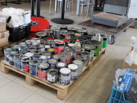 Verf, bijts, lak en hammerite op pallet in diverse kleuren, circa 80 blikken. - afbeelding 1 van  3