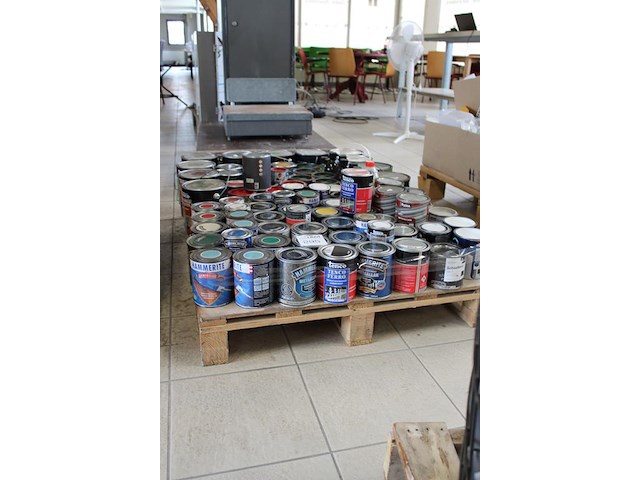 Verf, bijts, lak en hammerite op pallet in diverse kleuren, circa 80 blikken. - afbeelding 2 van  3