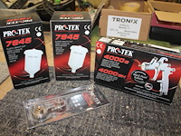 Verfhulpstukken pro-tek, waaronder verfpistool, spuitkop en verfcontainers. - afbeelding 1 van  1