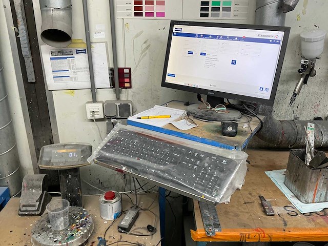 Verfmengcomputer met sartorius weegschaal - afbeelding 1 van  4