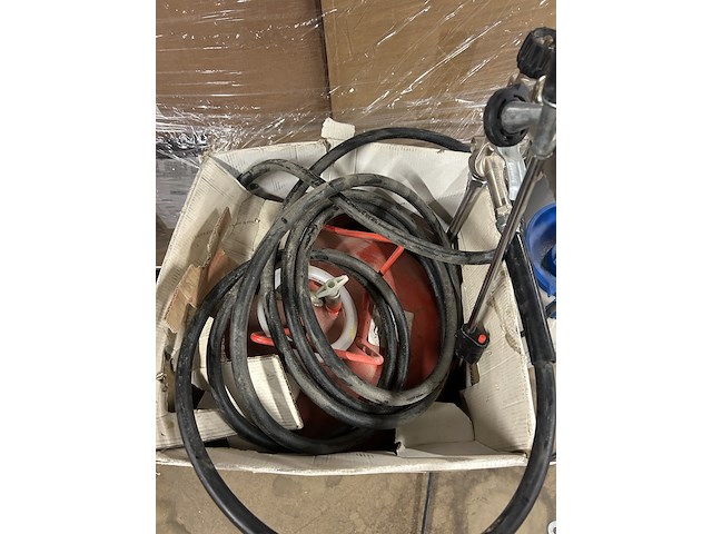 Verfspuit met epdm contactlijm - afbeelding 3 van  5