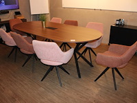 Vergaderset bestaande uit ovale tafel met houten blad met kabeldoorvoer en metalen onderstel. compleet met ... - afbeelding 1 van  4