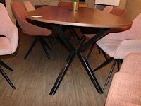 Vergaderset bestaande uit ovale tafel met houten blad met kabeldoorvoer en metalen onderstel. compleet met ... - afbeelding 4 van  4