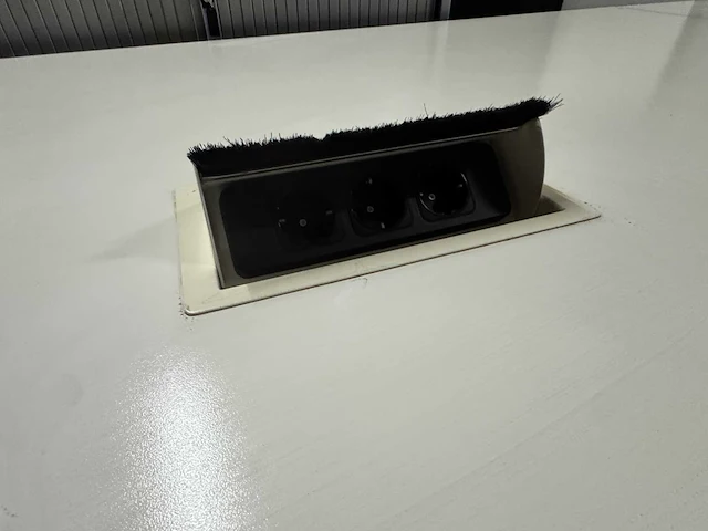 Vergadertafel 400x120x75cm v.v. stroomvoorzieningen - afbeelding 4 van  6