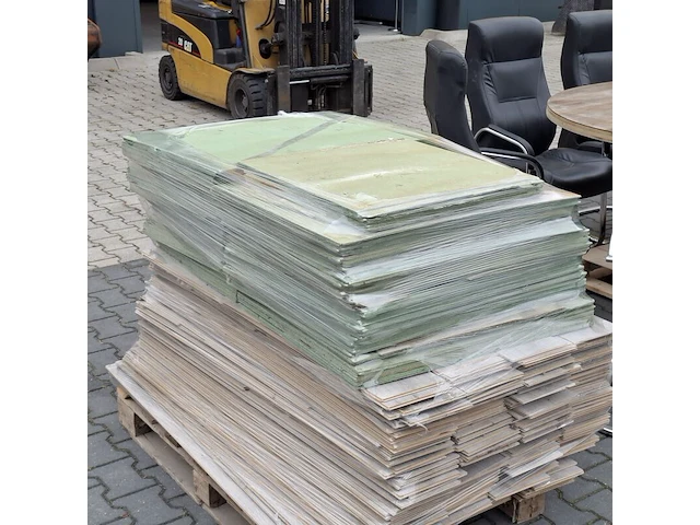 Vergadertafel met 10x stoel en ca. 70 m² laminaatvloer - afbeelding 4 van  13