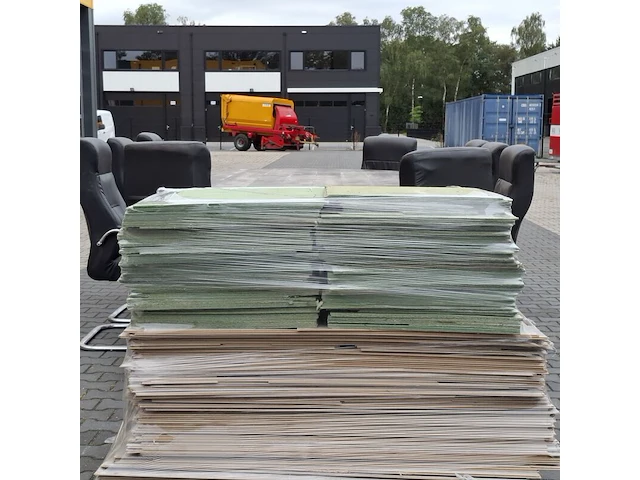Vergadertafel met 10x stoel en ca. 70 m² laminaatvloer - afbeelding 5 van  13