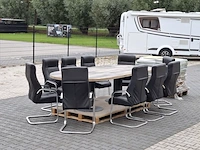 Vergadertafel met 10x stoel en ca. 70 m² laminaatvloer