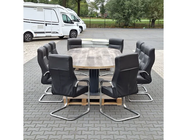 Vergadertafel met 10x stoel en ca. 70 m² laminaatvloer - afbeelding 6 van  13