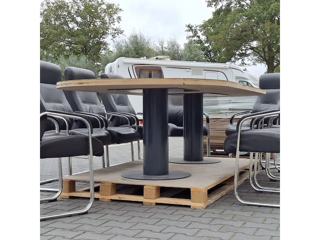 Vergadertafel met 10x stoel en ca. 70 m² laminaatvloer - afbeelding 8 van  13