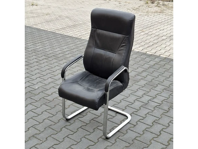 Vergadertafel met 10x stoel en ca. 70 m² laminaatvloer - afbeelding 10 van  13
