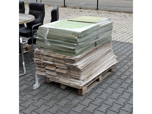 Vergadertafel met 10x stoel en ca. 70 m² laminaatvloer - afbeelding 12 van  13