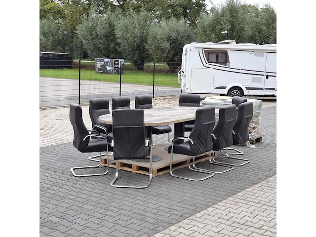 Vergadertafel met 10x stoel en ca. 70 m² laminaatvloer - afbeelding 1 van  13