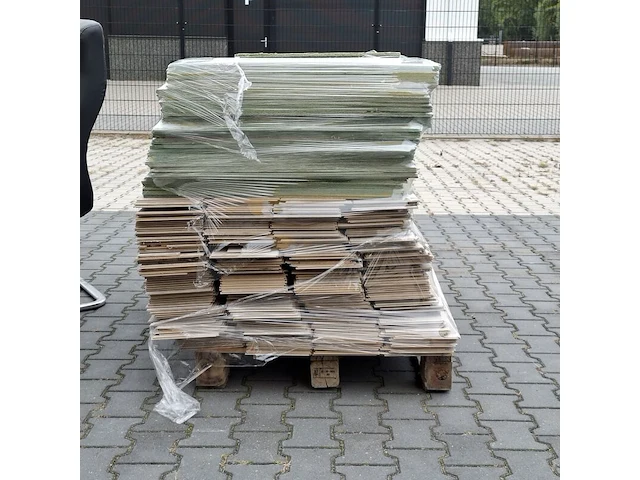 Vergadertafel met 10x stoel en ca. 70 m² laminaatvloer - afbeelding 13 van  13