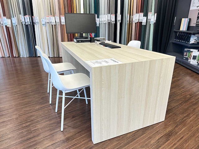 Vergadertafel met 3 crassevig stoelen - afbeelding 1 van  3