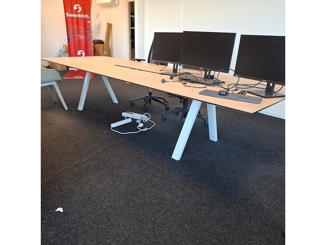 Vergadertafel met 4x bureaustoel en stoel - afbeelding 3 van  12