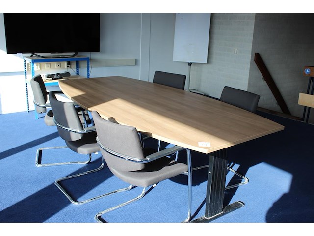 Vergadertafel met 5 buisstalen stoelen huislijn. - afbeelding 1 van  3