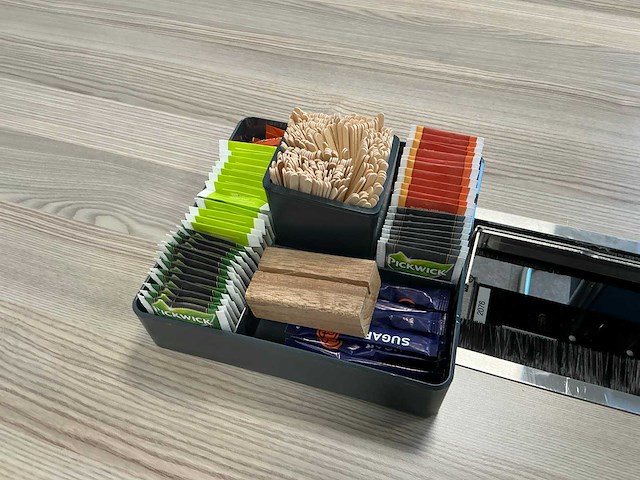 Vergadertafel met 5 sledestoelen - afbeelding 4 van  6