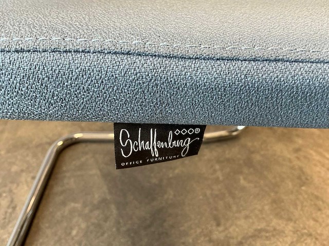 Vergadertafel met 5 sledestoelen - afbeelding 6 van  6