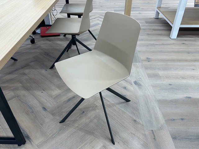 Vergadertafel met 6 clue stoelen - afbeelding 3 van  5