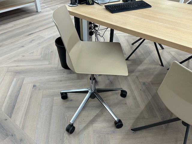 Vergadertafel met 6 clue stoelen - afbeelding 5 van  5