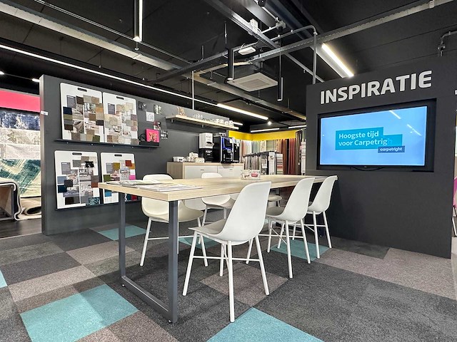 Vergadertafel met 6 crassevig stoelen en 3 hanglampen - afbeelding 1 van  5