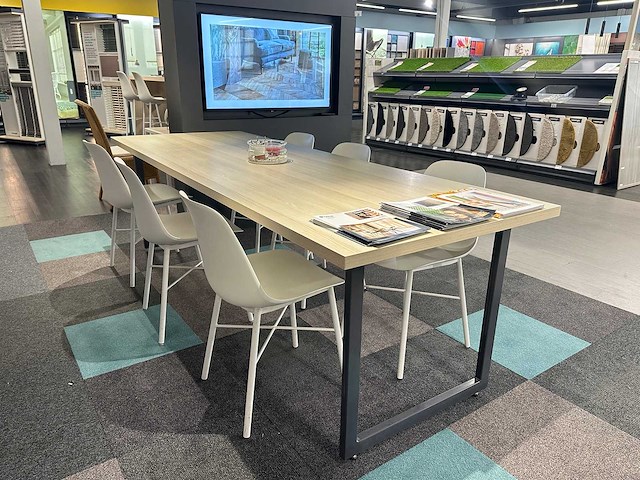 Vergadertafel met 6 crassevig stoelen en 3 hanglampen - afbeelding 2 van  5