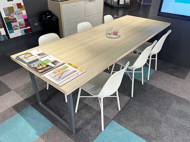 Vergadertafel met 6 crassevig stoelen en 3 hanglampen - afbeelding 3 van  5