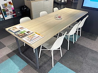 Vergadertafel met 6 crassevig stoelen en 3 hanglampen - afbeelding 3 van  5